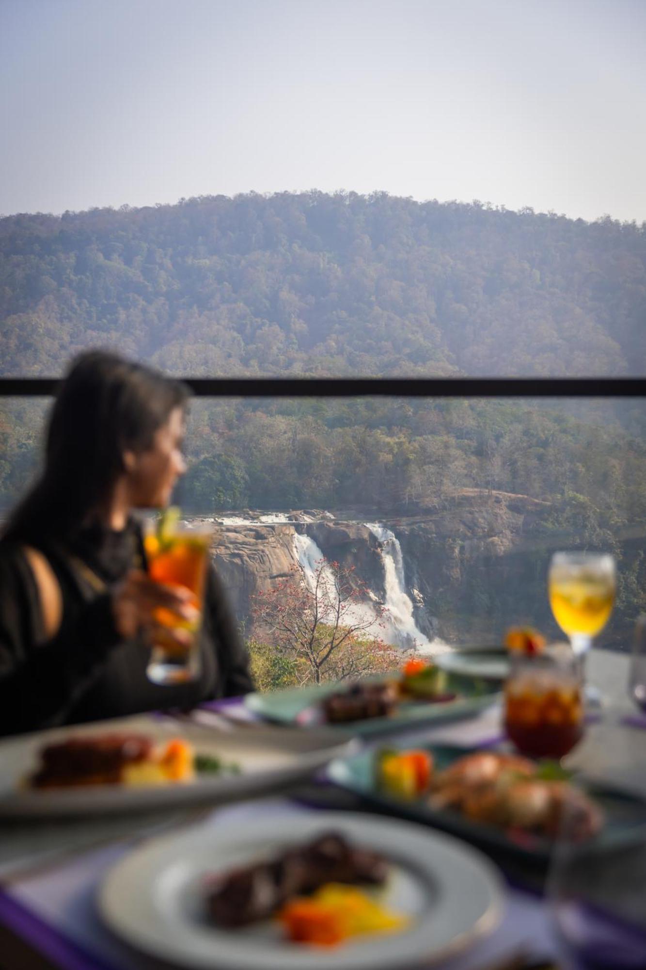 Flora Misty Falls सहारा Athirappilly